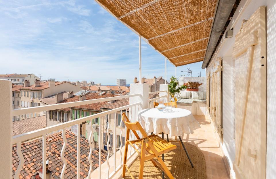 Après : un balcon marseillais rendu plus chaleureux