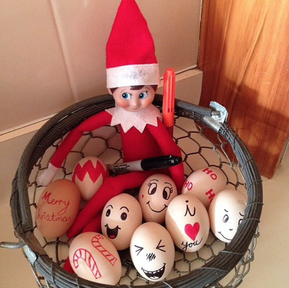 <p>Si eres de los que les gusta un Elf travieso, esta broma es muy fácil de hacer. Utiliza marcadores para darle vida a los huevos.<br>(Foto Instagram @elfontheshelf_ideas) </p>