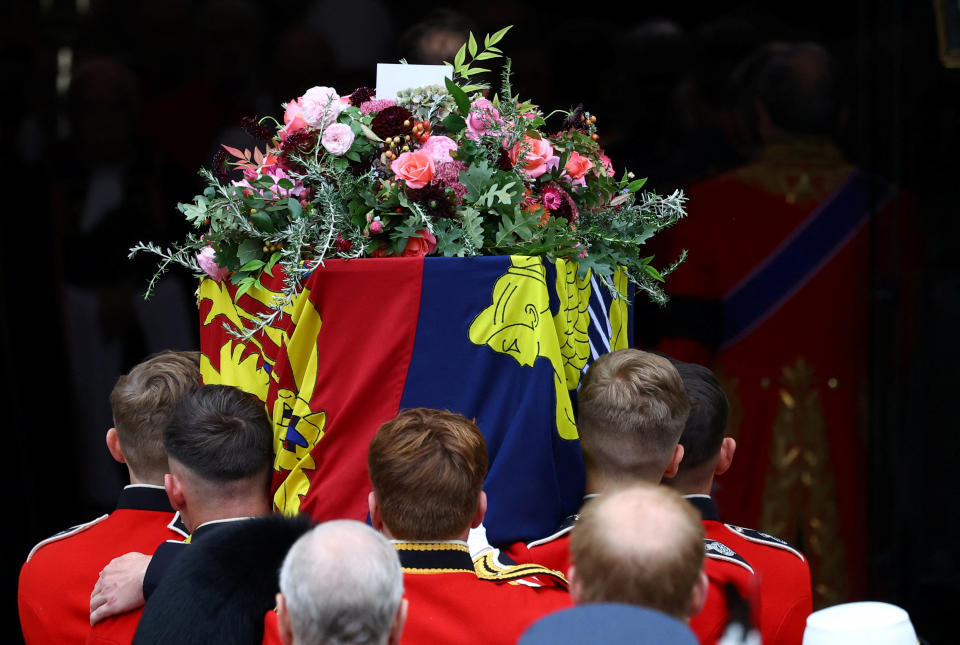 <p>The coffin of Britain's Queen Elizabeth is carried into the Westminster Abbey on the day of her state funeral and burial, in London, Britain, September 19, 2022. REUTERS/Hannah McKay/Pool</p> 