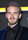 <p>Was die Abonnenten angeht, toppt niemand PewDiePie. Der schwedische Gamer vereint auf seinem Hauptkanal unglaubliche 70 Millionen Abonnenten. Bei den Verdiensten kommt Felix Kjellberg, so sein bürgerliche Name, nur knapp in die Top 10. Mit seinem Content verdiente PewDiePie im vergangenen Jahr rund 15,5 Millionen Dollar – im Vorjahr waren es noch 12 Millionen. (Foto: Getty) </p>