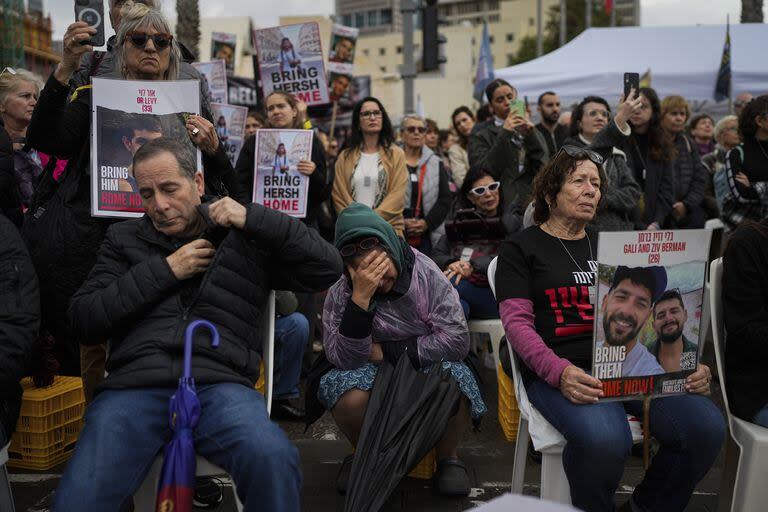 La gente asiste a un mitin de 24 horas para pedir la liberación de los rehenes secuestrados por militantes de Hamás en la Franja de Gaza, en Tel Aviv, Israel, el domingo 14 de enero de 2024 
(AP Photo/Ohad Zwigenberg)