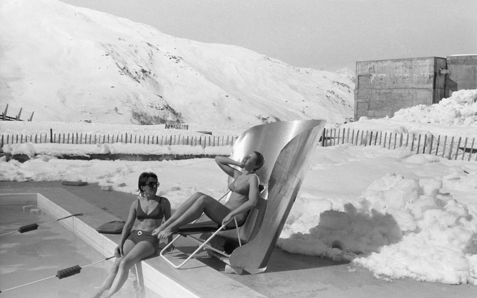 From the archives: women trying out the Sunburn Roaster, which lets you tan at maximum speed anywhere