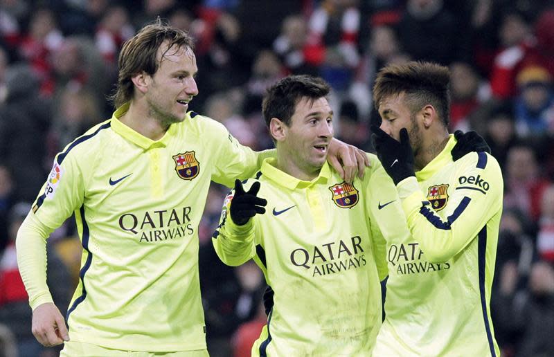 Los jugadores del F. C. Barcelona, (i-d) el croata Ivan Rakitic, el argentino Leo Messi y el brasileño Neymar, celebran el cuarto gol del equipo culé, durante el encuentro correspondiente a la vigesimosegunda jornada de primera división, que han disputado esta noche frente al Ath. de Bilbao en el estadio de San Mamés. EFE / Alfredo Aldai.