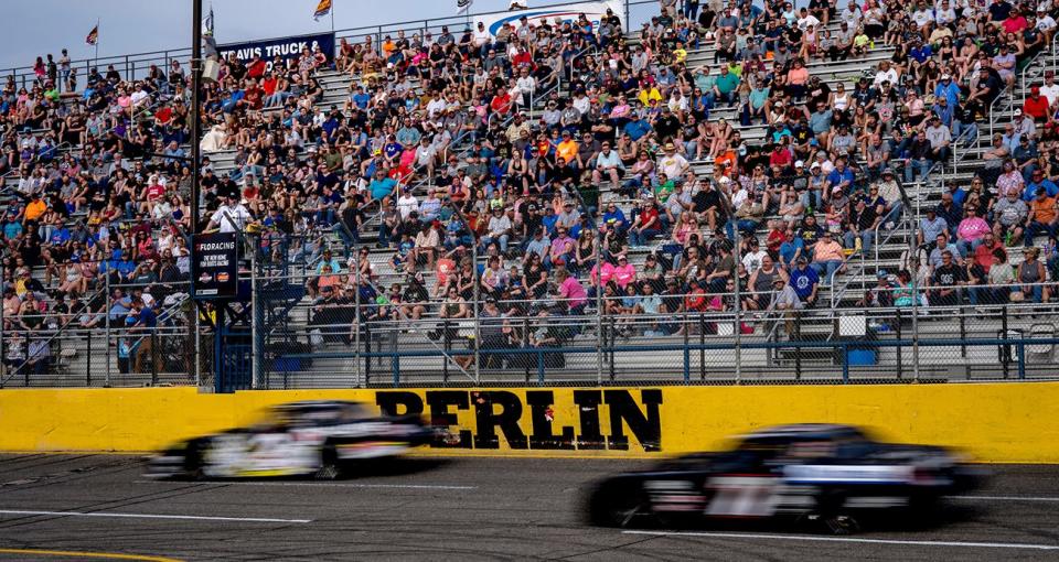 Cars race during the Coors Light Sportsman Feature 1 at Berlin Raceway in Marne, Michigan on April 23, 2022. (Nic Antaya/ARCA Racing)