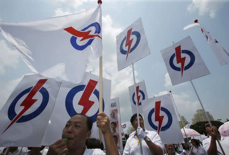 The ruling Singapore&#39;s People&#39;s Action Party (PAP) supporters cheer for their candidates during nomination day ahead of the general elections in Singapore September 1, 2015. REUTERS/Edgar Su