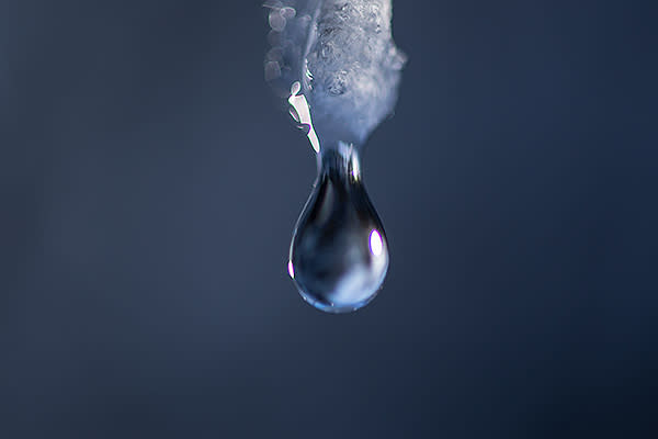 Un video que confunde: ¿ves agua congelada o en movimiento? Foto: Roelinda Tip / EyeEm / Getty Images.