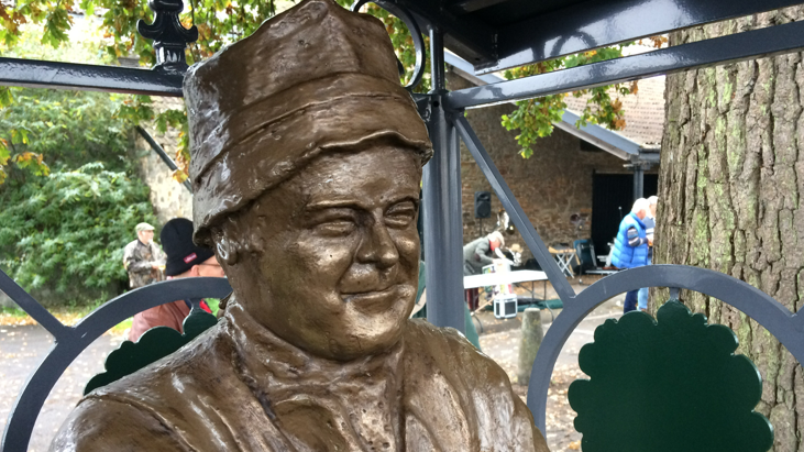 Statue of Adge Cutler 