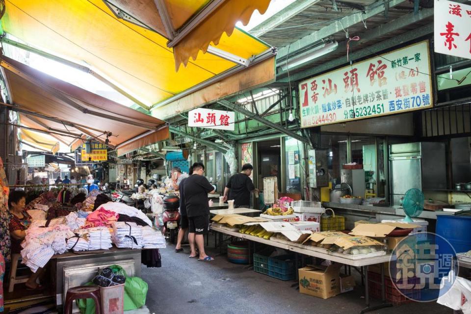 開業超過一甲子的西市汕頭館，位於新竹城隍廟附近的西門市場內。