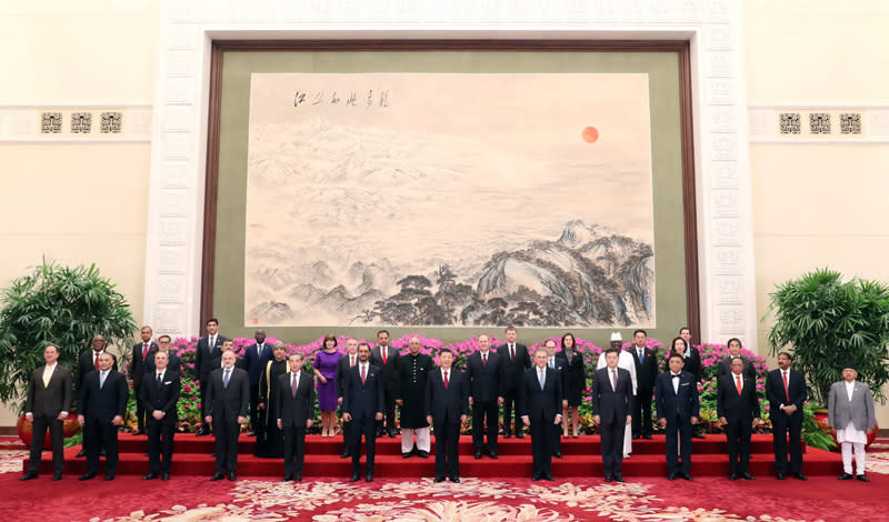 中國國家主席習近平（前排中）14日下午在人民大會堂接受29國新任駐華大使遞交國書，還對29國使節「喊話」。   圖：翻攝自中國政府網