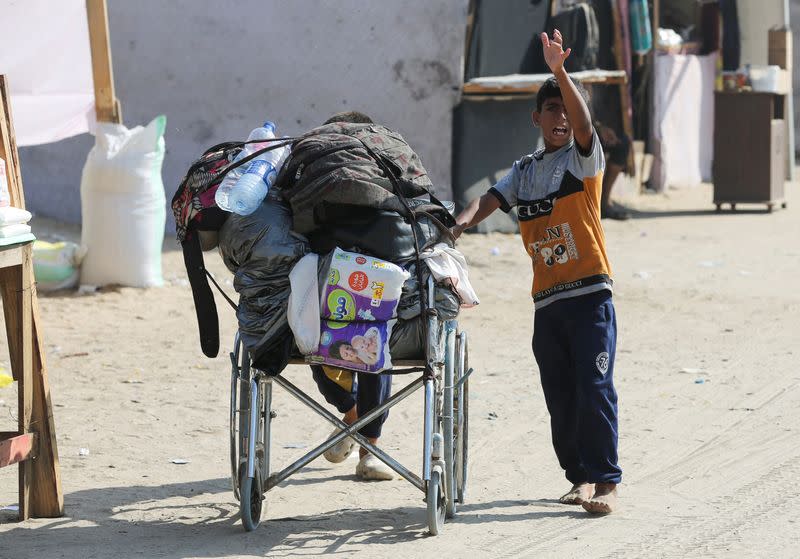 Palestinians flee Rafah due to an Israeli military operation