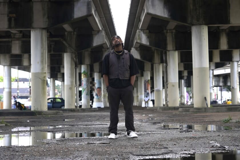 Edward Buckles, Jr., un residente de Nueva Orleans que tenía 13 años cuando el huracán Katrina impactó a la ciudad y dirigió el documental "Katrina Babies", posa bajo un puente en Claiborne Avenue en la ciudad el viernes 19 de agosto de 2022. El filme revisa cómo vivió su infancia y juventud una generación afectada por el huracán Katrina. (Foto AP/Chansey Augustine)