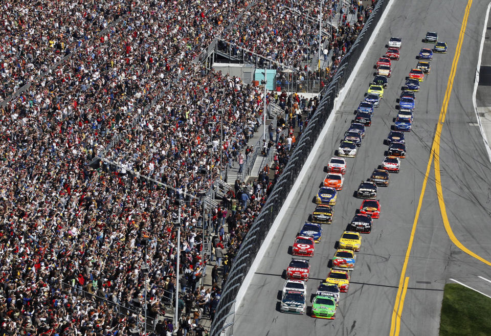 Pole sitter Mark Martin leads the field to the green flag and the first lap during the NASCAR Sprint Cup Series Daytona 500 race at the Daytona International Speedway in Daytona Beach, Florida, February 14, 2010.     REUTERS/Pierre Ducharme (UNITED STATES - Tags: SPORT MOTOR RACING)