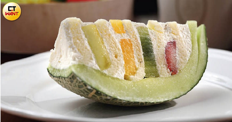 這款哈密瓜水果蛋糕以「這不是水果，是蛋糕」在網路上引起話題。（一片230元，一整顆預購價1,000元）（圖／于魯光攝）