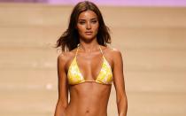 Topmodels im Bikini, Teil drei: Miranda Kerr in einem Badeanzug von Designerin Diane von Furstenberg bei einer Show in Las Palmas 2008. (Bild: Carlos Muina/Cover/Getty Images)