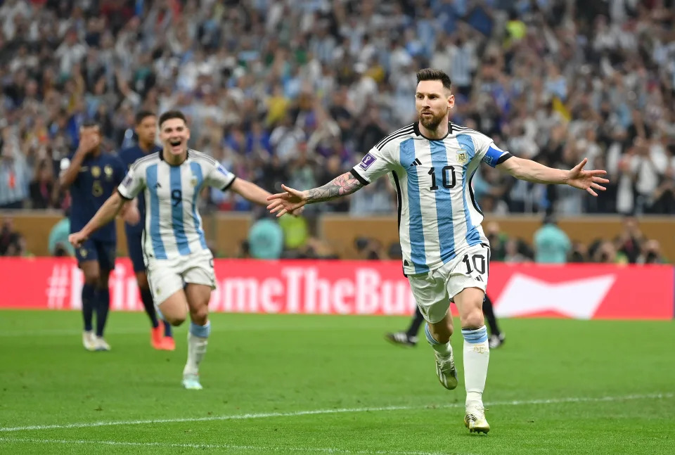 Lionel Messi celebra ap&#xf3;s marcar primeiro gol da Argentina na grande decis&#xe3;o (Foto: Dan Mullan/Getty Images)