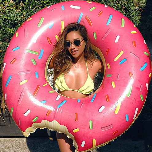Donut she look amazing? The star posted this photo on her Insta with the caption, “Taking a real bite out of this long wkd! Donut?” while wearing an adorable yellow ruffle bikini … and a giant treat-shaped inner tube.