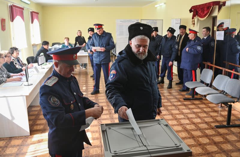 Cosacos votan en un colegio electoral en el segundo día de las elecciones presidenciales de tres días de duración en el asentamiento de Krasny Kolos en la región de Rostov, Rusia