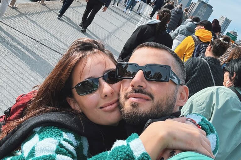 Nico Occhiato y Flor Jazmín Peña en el puente de Brooklyn, Nueva York