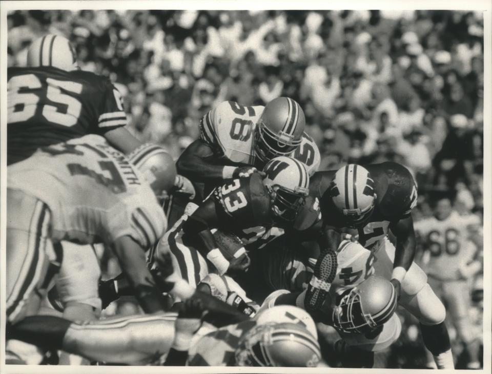 Wisconsin's Brent Moss plows into the Ohio State line in the fourth quarter of Wisconsin's 20-16 triumph in 1992.