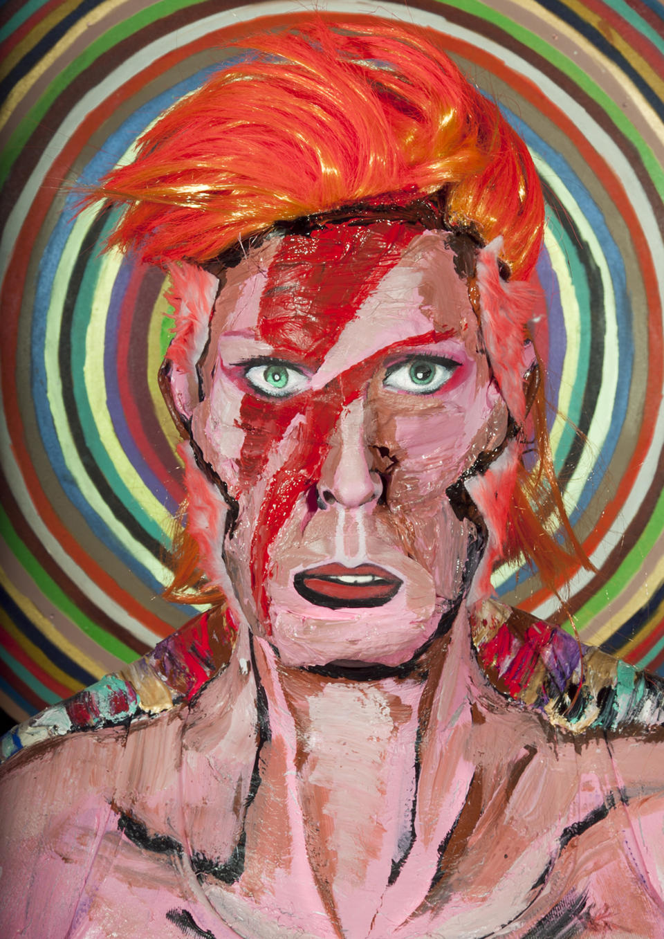 <p>Hier fängt die Künstlerin gekonnt das psychedelische Element von David Bowies Ziggy Stardust ein – inklusive passendem Hintergrund. </p>