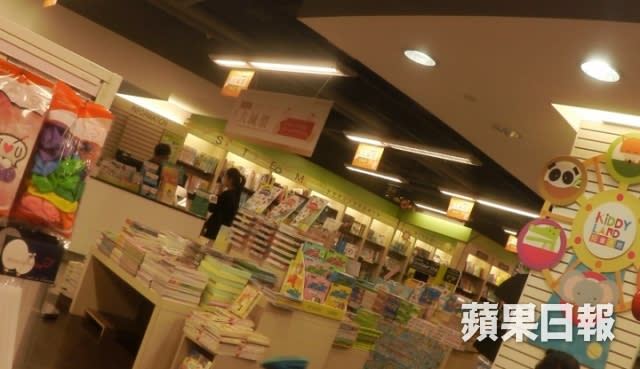 陳自瑤在書店內找尋兒童圖書，相信是買給女兒。