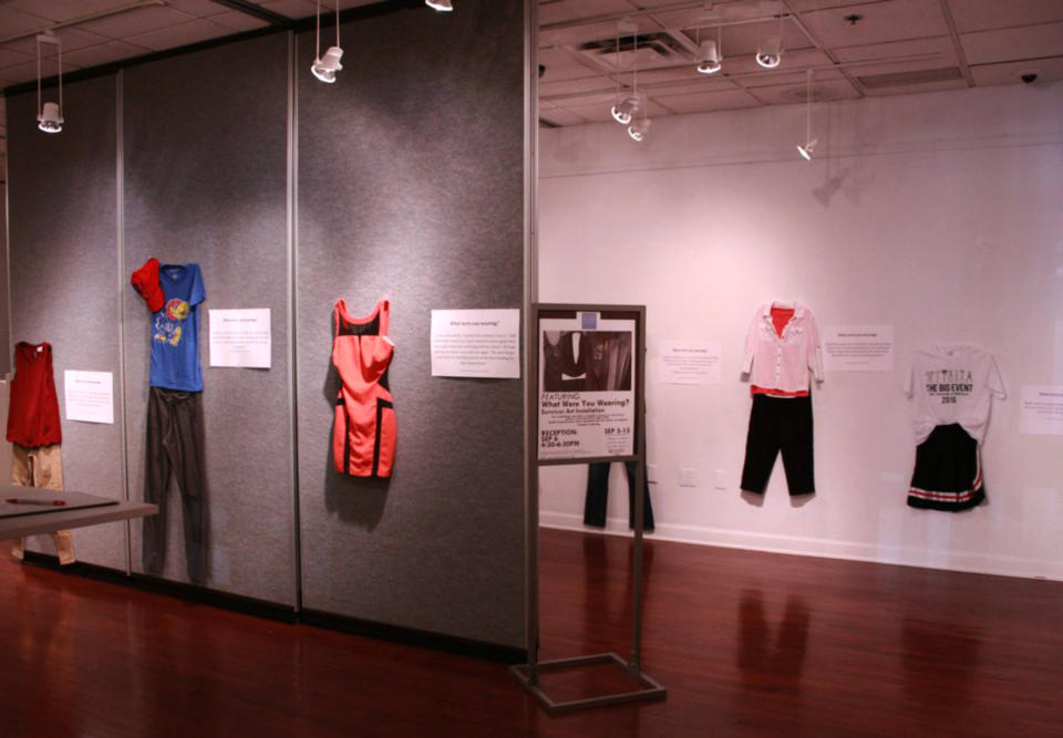 Imagen de la exposición ‘What Were You Wearing?’, que tuvo lugar en la Kansas Union Gallery. (Foto: Twitter / @KU_SAPEC)