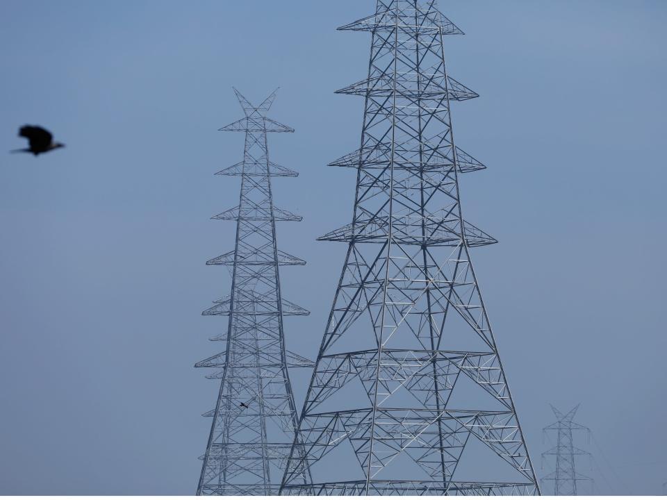 Pollution coronavirus A combination picture shows birds flying next to electricity pylons on October 30, 2019 and after air pollution level started to drop during a 21-day nationwide lockdown to slow the spreading of coronavirus disease (COVID-19), in the old quarters of Delhi, India, April 13, 2020.