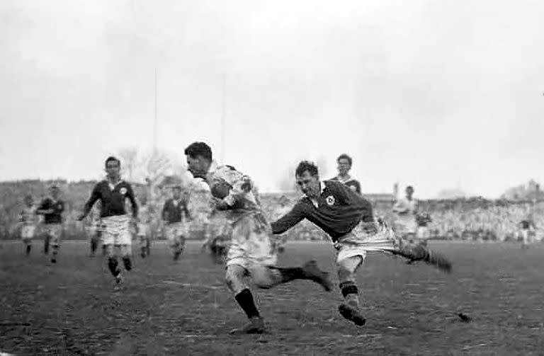 Barry Holmes fue el único rugbier que actuó por Inglaterra y por la Argentina; en este caso, con la camiseta del equipo británico en el Cinco Naciones de 1949, ante Irlanda.