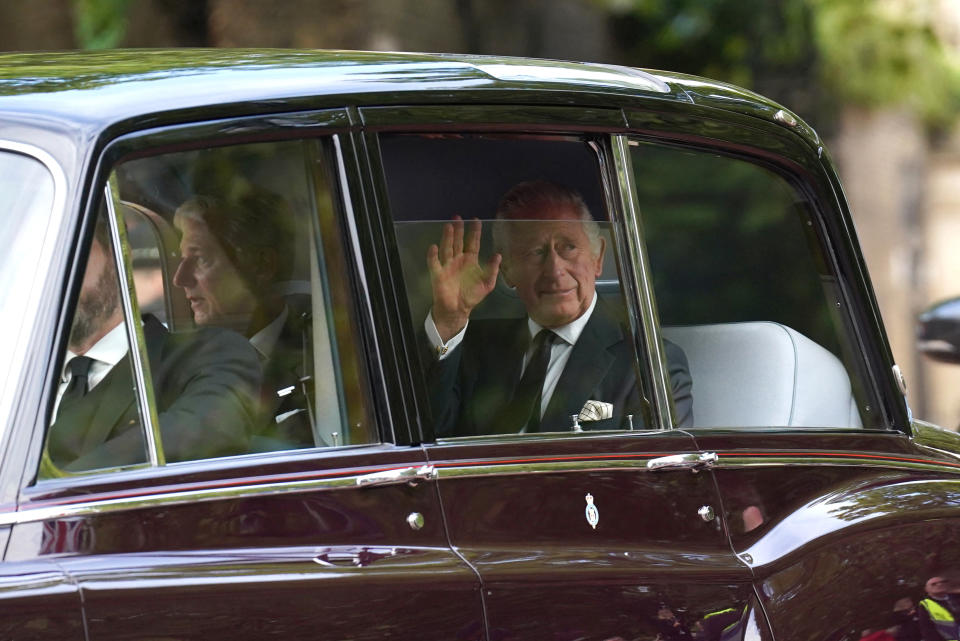 Le roi Charles III quitte Clarence House, Londres, avant la procession cérémonielle du cercueil de la reine Elizabeth II, du palais de Buckingham à Westminster Hall, Londres, où il se trouvera en état avant ses funérailles lundi.  Date de la photo : mercredi 14 septembre 2022. Stefan Rousseau/Pool via REUTERS