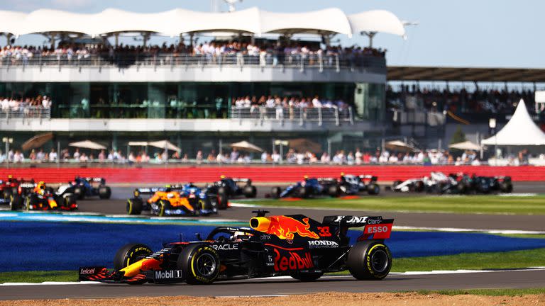 Max Verstappen ganó la primera carrera sprint de la Fórmula 1 y este domingo largará al frente la tradicional, en el Gran Premio de Gran Bretaña en Silverstone.