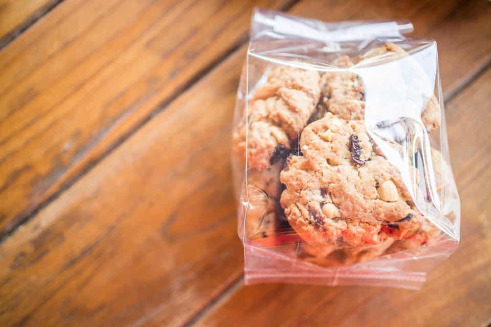 Bei der “Shell On Challenge“ essen Jugendliche Lebensmittel inklusive Verpackung. (Symbolbild: Getty Images)