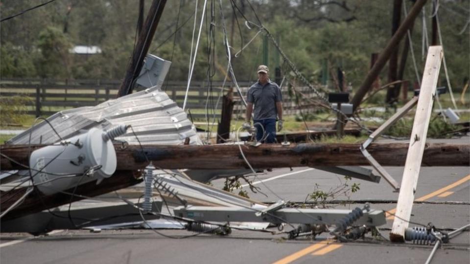 Los daños a la red eléctrica fueron considerables. En Luisiana más de 600.000 clientes se quedaron sin servicio. En Texas los apagones afectaron a unos 180.000, informó el sitio PowerOutage.