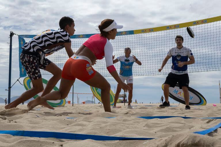 Los jugadores practican Manbol en Río; un pasatiempo infantil se transformó en un deporte con reglas