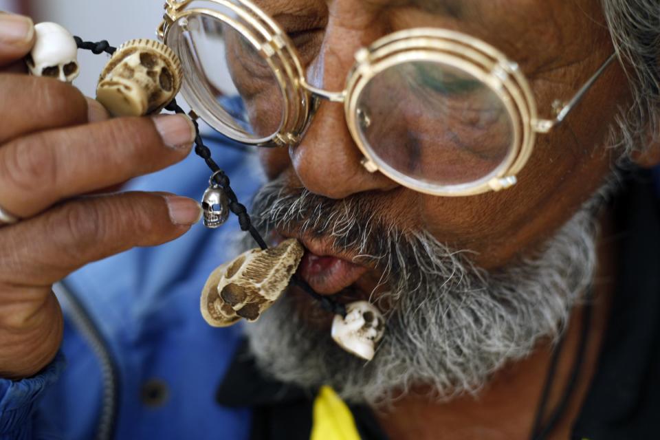 En esta imagen del 26 de febrero de 2017 publicada el lunes 13 de marzo, un devoto de La Santa Muerte besa un collar adornado con calaveras en miniatura durante un servicio religioso en la iglesia de la Misericordia, en el barrio de Tepito, en Ciudad de México. Los devotos de la Santa Muerte dicen que tiene millones de seguidores y varios nombres: Santa Muerte, Niña Blanca, La Flaca o solo Hermana. (AP Foto/Marco Ugarte)