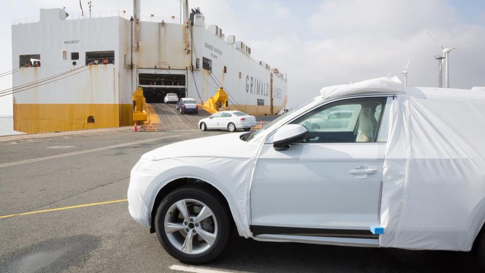 VW-Fahrzeuge werden im Hafen von Emden auf ein Autotransportschiff verladen. Foto: Jörg Sarbach