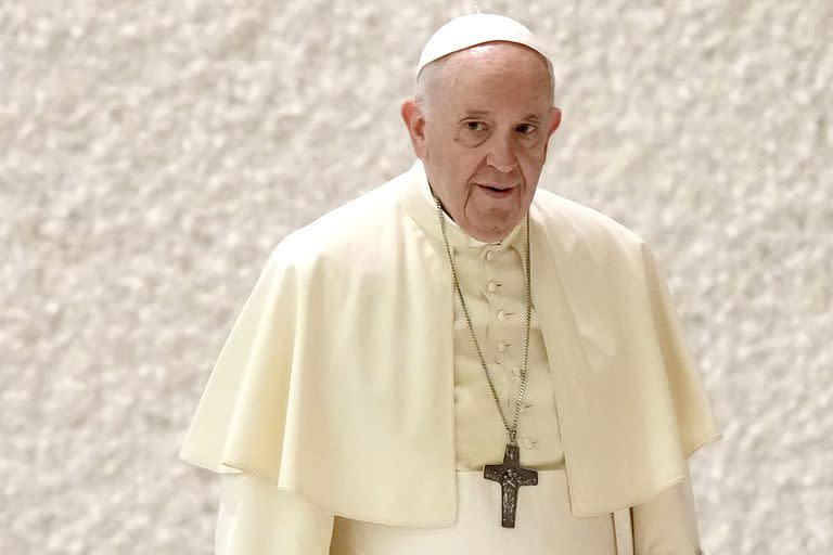 Foto de archivo del 1 de setiembre de 2021 del papa Francisco arribando a su audiencia general semanal en la Sala Pablo VI en el Vaticano. (AP Foto/Andrew Medichini, Archivo)