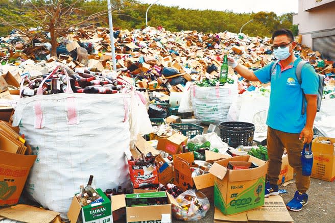 小琉球近年雖推行減塑運動有成，但近期環保人士發現「無法回收的玻璃瓶」也是一大問題，其對環境的破壞也不小。（謝佳潾攝）