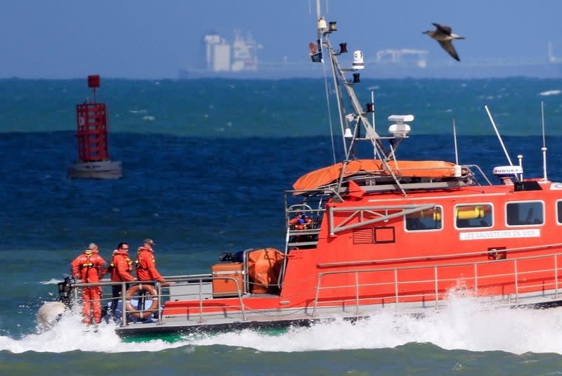 "Notre Dame du Risban", un bote salvavidas de SNSM, ingresa al puerto de Calais tras una operación de rescate luego de que un bote de migrantes que intentaba cruzar el Canal de la Mancha desde Francia volcó, en Calais, Francia