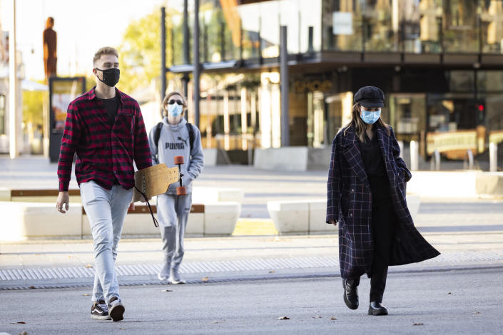 PERTH, AUSTRALIA - JUNE 29: Members of the public are seen wearing face masks in the CBD during Lockdown on June 29, 2021 in Perth, Australia. Lockdown restrictions have come into effect across the Perth and Peel regions for the next four days, following the confirmation of new community COVID-19 cases linked to the highly contagious Delta variant of the coronavirus. From midnight, residents in the Perth and Peel regions are only permitted to leave their homes for essential reasons, including purchasing essential goods, receiving medical care, or caring for the vulnerable. People may leave home to get vaccinated or to exercise within a 5-kilometre radius of their home. Weddings are restricted to five people, funerals to 10 people while gyms, beauty and hair salons, casinos and nightclubs must close. (Photo by Matt Jelonek/Getty Images)