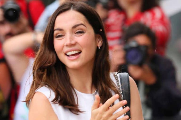 Ana de Armas llega al festival de San Sebastián, pero antes les da una sorpresa a los fans que la esperaban