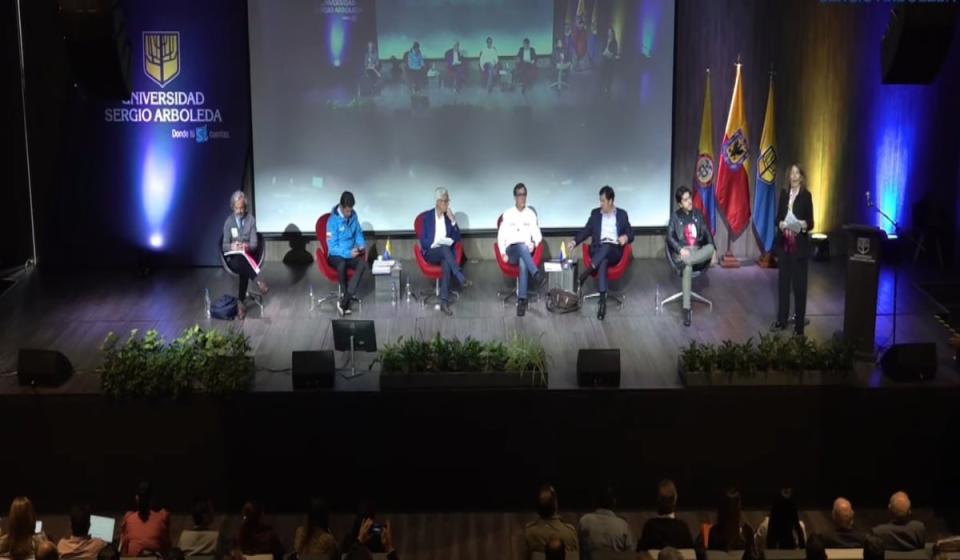 Candidatos a la Alcaldía de Bogotá hablan de sus propuestas de educación. Foto: Valora Analitik