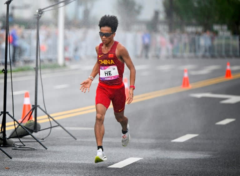 China's He Jie competes in the men's marathon at the Asian Games last year (Song Yanhua)