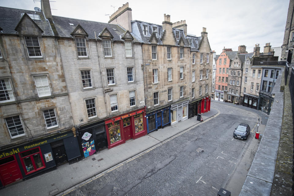La histórica calle Victoria de Edimburgo, en Escocia (Reino Unido), vacía el 1 de abril. (Foto: Jane Barlow / PA Images / Getty Images).