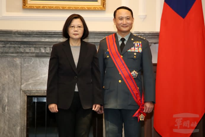 蔡英文總統28日頒授鄭德美副部長三等寶鼎勳章，表彰他任內對軍備發展、國軍醫療服務、動員整備及法制教育等工作，都能克盡職責，達成使命。（軍聞社記者李一豪攝）