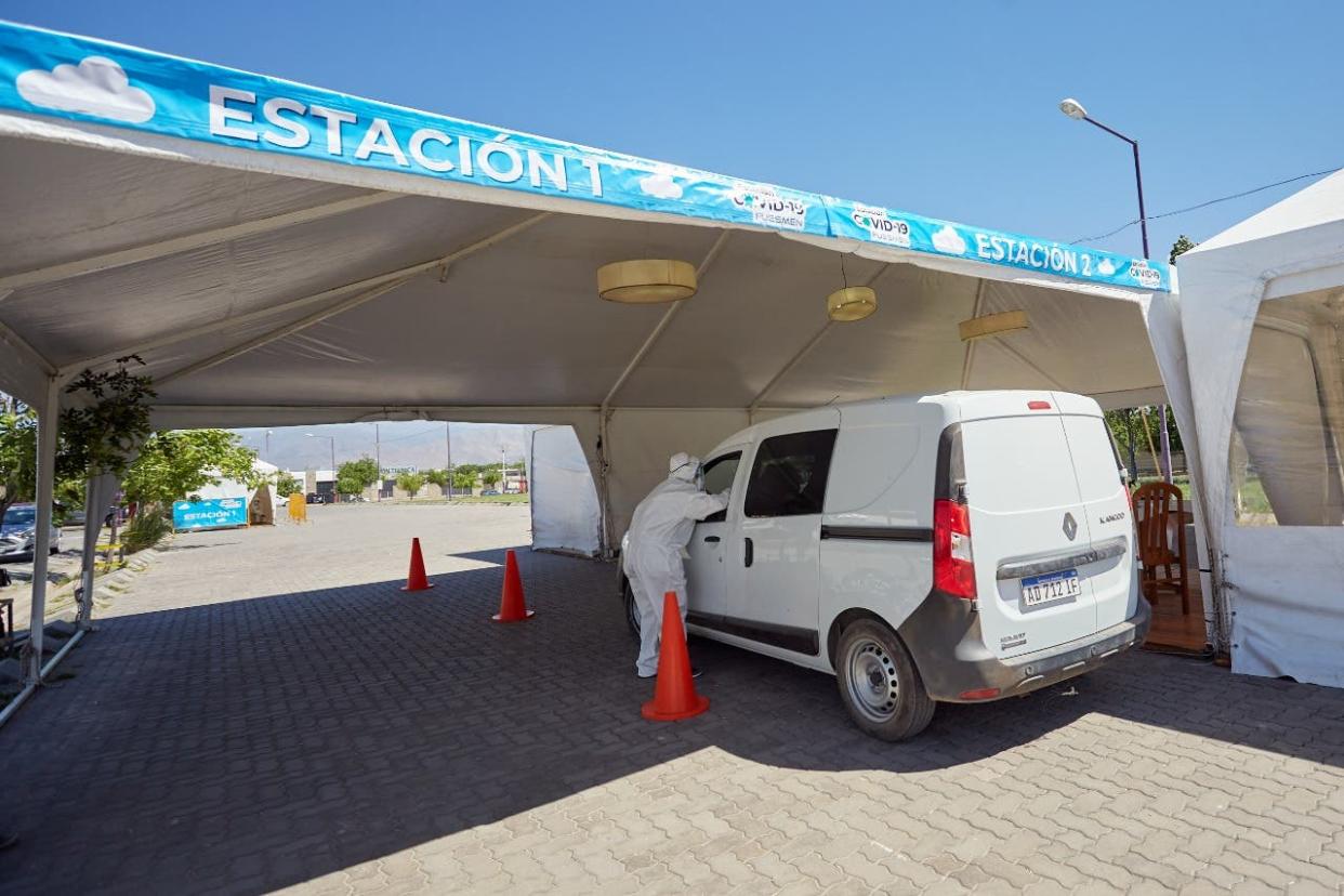 En la estación de testeos, los vehículos ingresan y los conductores y pasajeros deben bajar las ventanillas para la realización del hisopados.