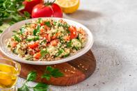 Taboulé wird üblicherweise als Vorspeise, Beilage oder Zwischenmahlzeit serviert. Der Salat kommt ursprünglich aus der arabischen Küche und wird aus Bulgur, Couscous oder Quinoa zubereitet. Das Getreide wird mit klein geschnittenen Tomaten, Zwiebeln, frischer Petersilie, Olivenöl und etwas Zitronensaft gemischt. Mit einem Fladenbrot wird der Salat auch zur Hauptmahlzeit. (Bild: iStock/Svetlana Monyakova)