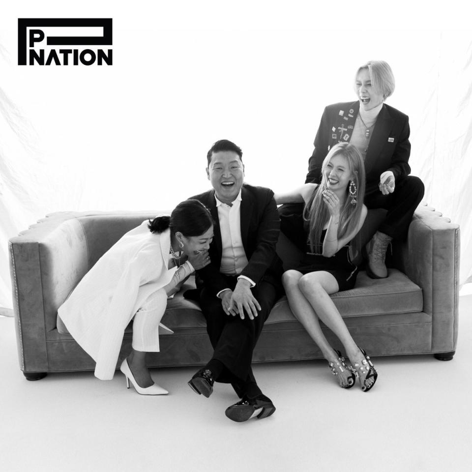 昨日，PSY在SNS上公開了與泫雅、E’Dawn、Jessi的多張合照，左上角LOGO是他新成立的公司「P Nation」，現場氣氛看起來超棒的！