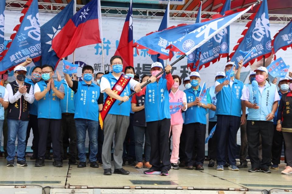 《圖說》楊文科授戰旗給予竹東鎮召集人徐兆璋，象徵旗開得勝。（圖／楊文科競選總部提供）