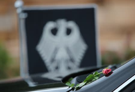 A rose is seen on the bonnet of the hearse before the funeral of late former German Chancellor Helmut Kohl in Speyer, Germany, July 1, 2017. REUTERS/Wolfgang Rattay