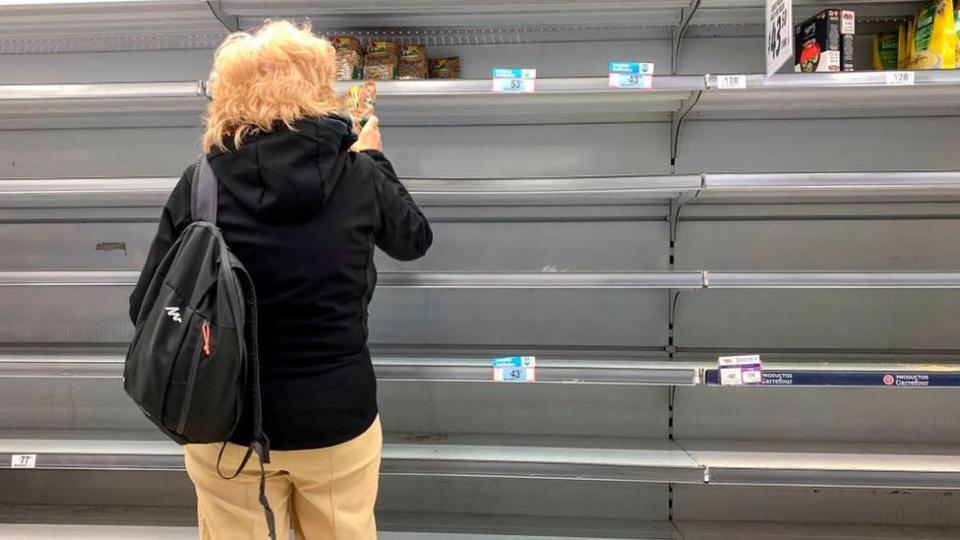 Mujer en supermercado de Buenos Aires, Argentina, el 15 de marzo de 2020.